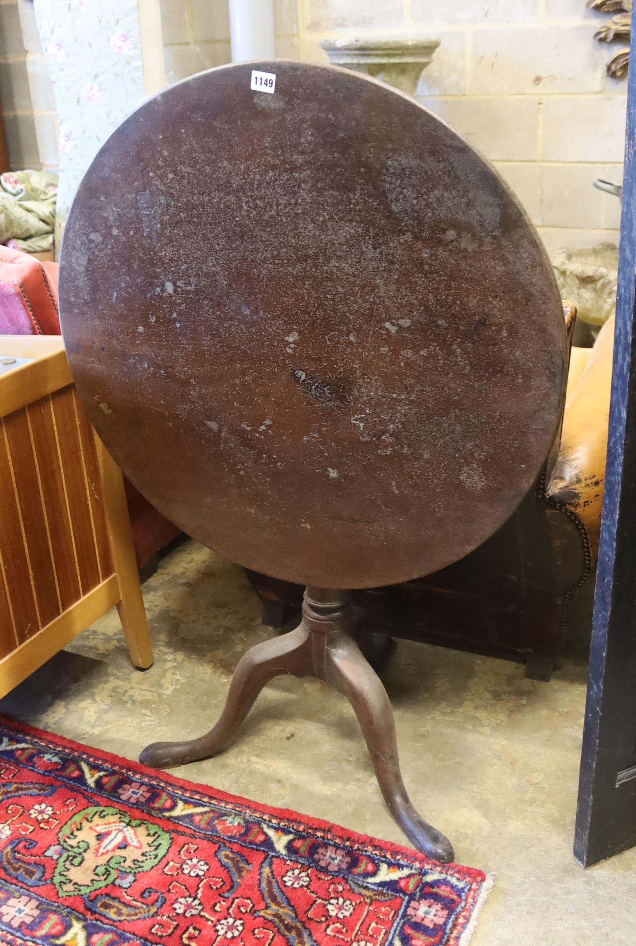 A George III circular oak tilt top tea table, diameter 74cm, height 68cm